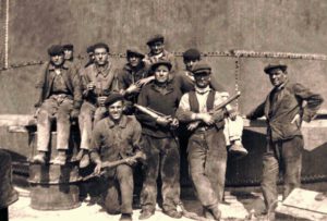 Les riveurs des chantiers navals en grève sur le tas, 1936, collection Paroles de Rochelais