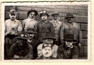 25 h- Groupe de charbonniers à la ville en bois 1930 - Collin